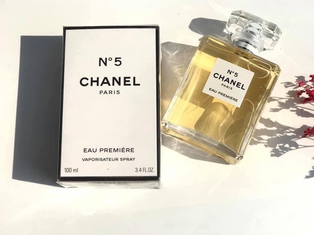 Chanel NO5 Eau Premiere EDPMở đầu bằng sự ngọt dịu hòa lẫn cùng hương vị ấm áp của nắng mai là hoa hoàng lan, hoa cam neroli và aldehyde.