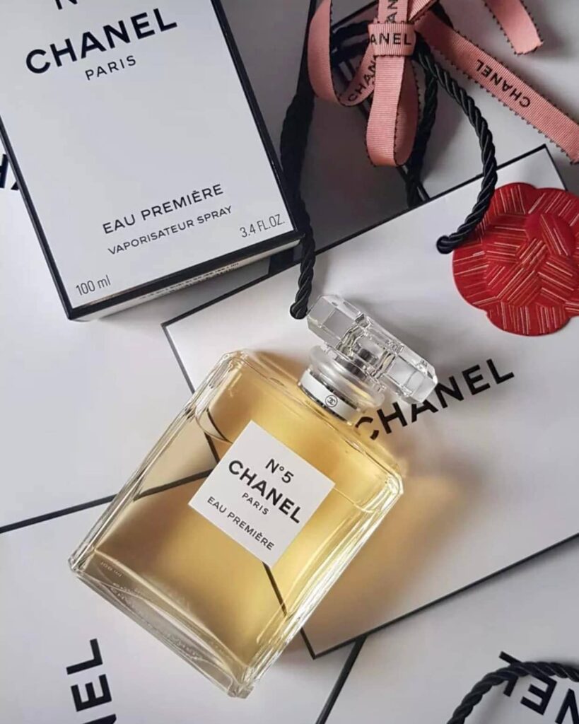 Chanel NO5 Eau Premiere EDP tạo ra chính là làn gió thu se lạnh giữa ánh nắng vàng biền biệt của xạ hương, đàn hương và hương vani ngọt ngào.