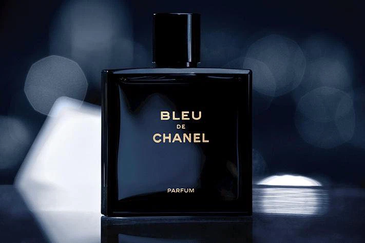 BLEU DE CHANEL Parfum thể hiện sự nam tính, mạnh mẽ và tự tin.