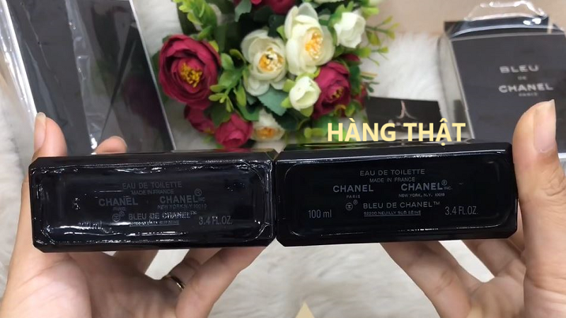 Đặt 2 chai nước hoa Chanel cạnh nhau, rất dễ dàng nhận thấy sự khác biệt của hàng thật và hàng giả 