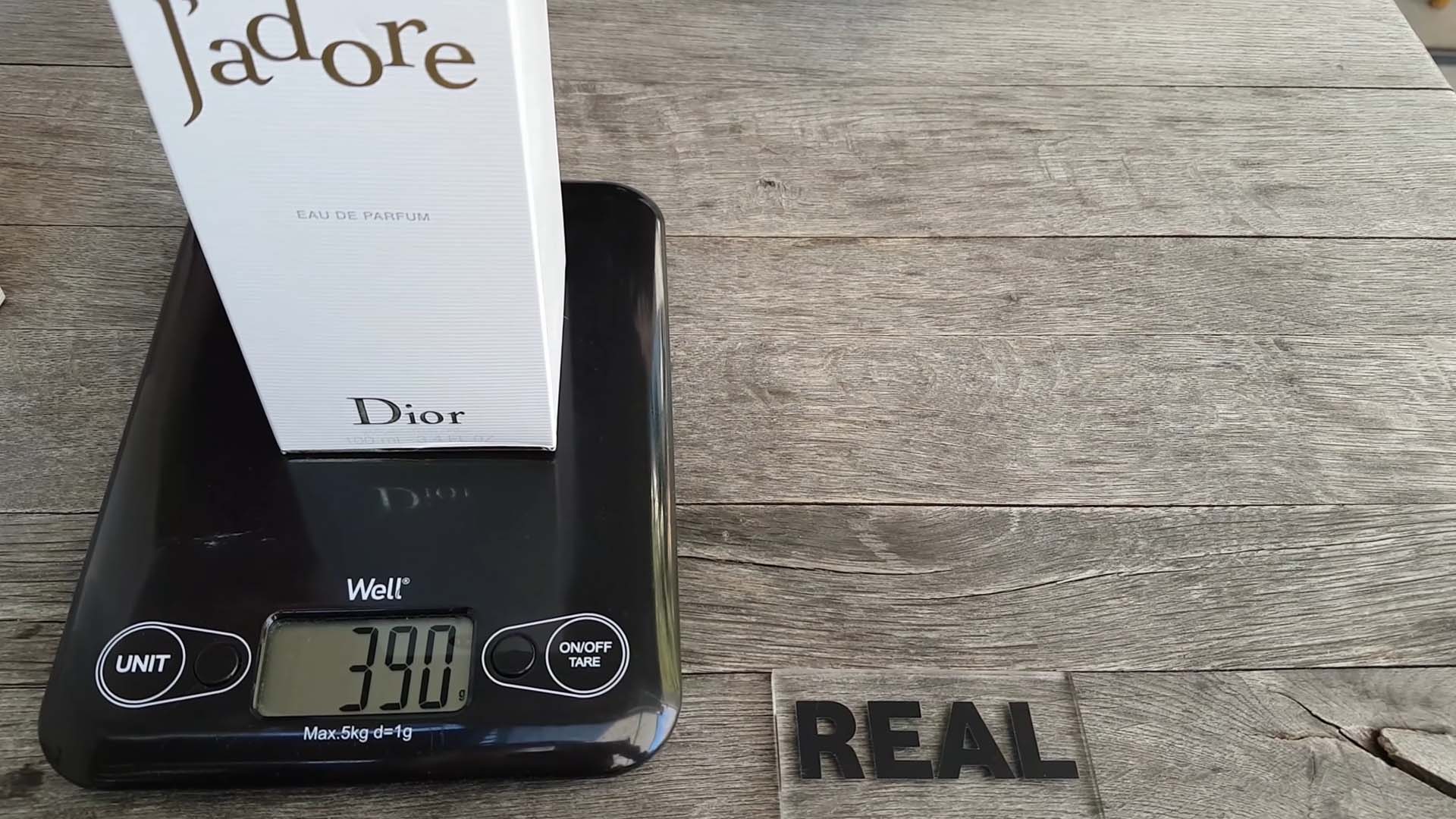 390g là trọng lượng chính xác của Dior J'adore Eau De Parfum 100ml