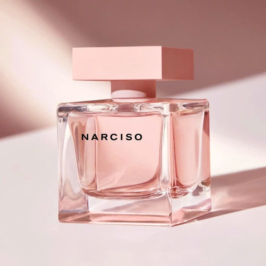 Bạn sẽ sớm yêu mùi hương của Narciso Cristal vì sự tươi trẻ ban đầu,