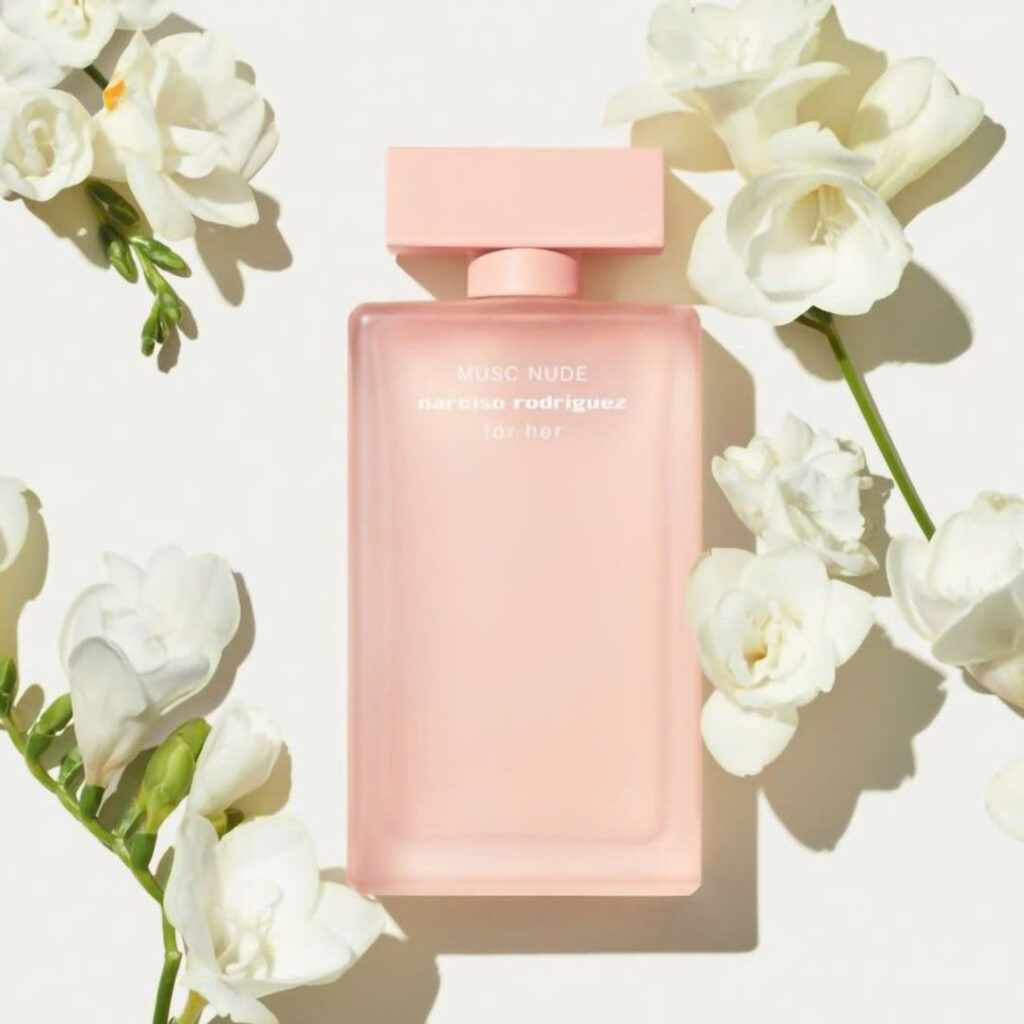 Narciso Rodriguez Musc Nude EDP thuộc nhóm hương hoa cỏ gỗ xạ hương nên hương thơm sẽ rất quyến rũ và tinh tế