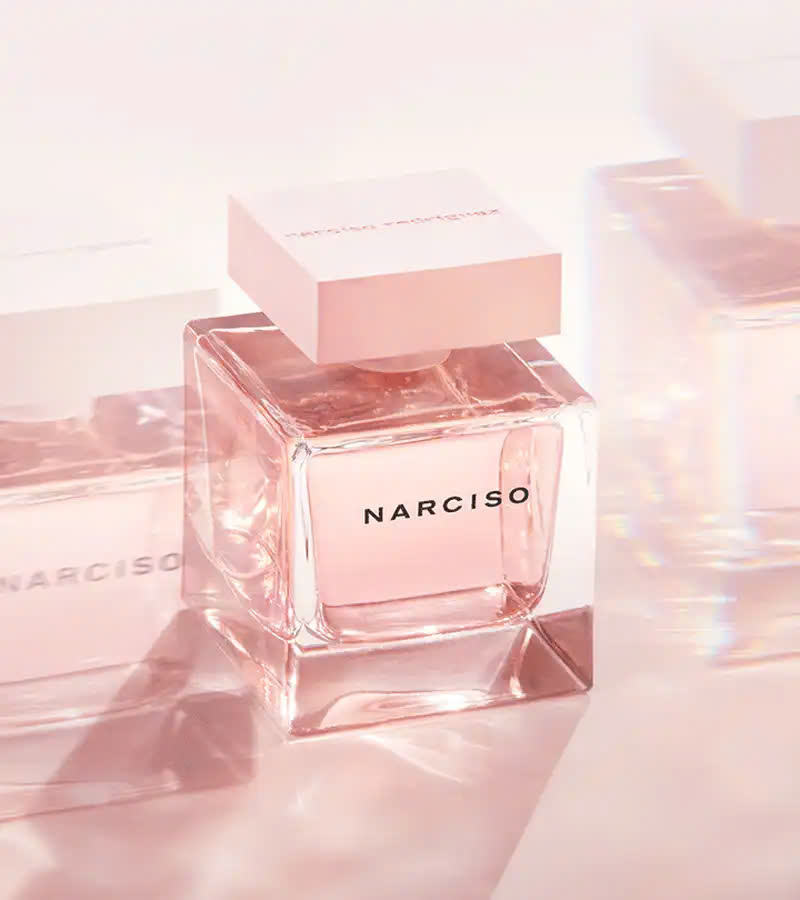 Narciso Rodriguez Cristal. Chiều lòng người hâm mộ bằng hương thơm từ hoa và gỗ xạ hương đặc trưng.